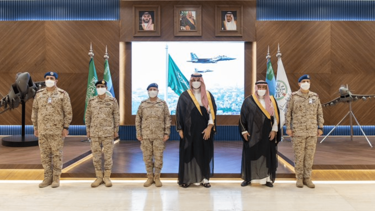 الأمير خالد بن سلمان يتفقد قيادة القوات الجوية الملكية ويُشيد بجاهزيتها القتالية