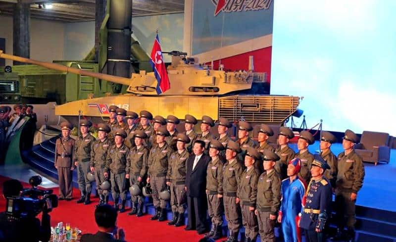 بيونغ يانغ تعرض دبابة قتال رئيسية جديدة “بلا إسم” مهجنة من “أرماتا” و “أبرامز”