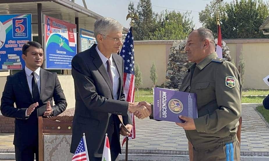 الولايات المتحدة تقدم 20 سيارة جيب للقوات الخاصة في طاجيكستان لحماية الحدود