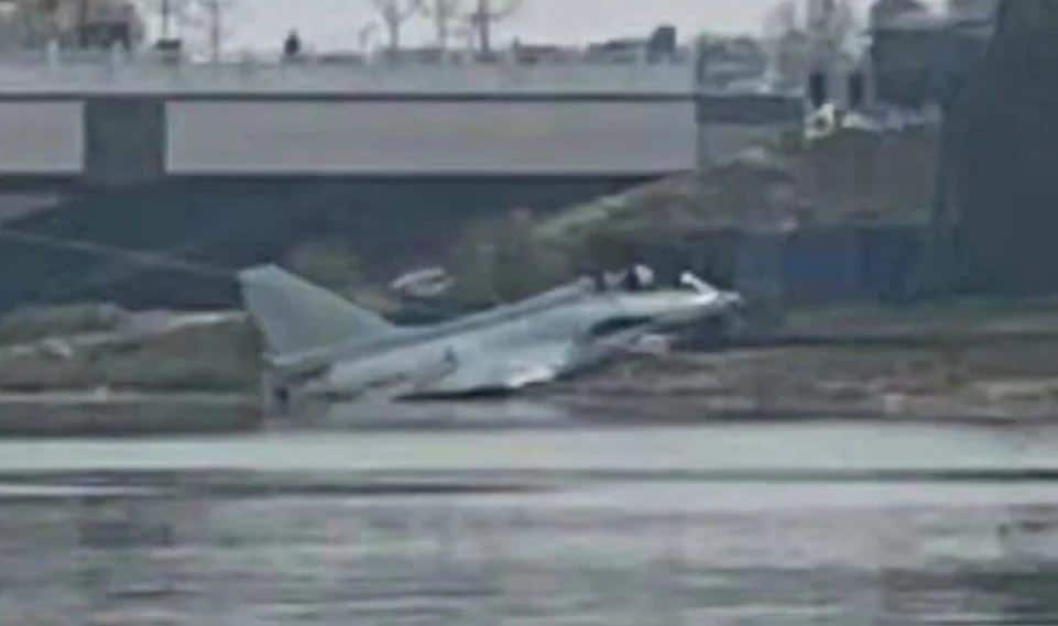 فيديو لطائرة مقاتلة صينية من طراز J-10 وهي تسقط في النهر