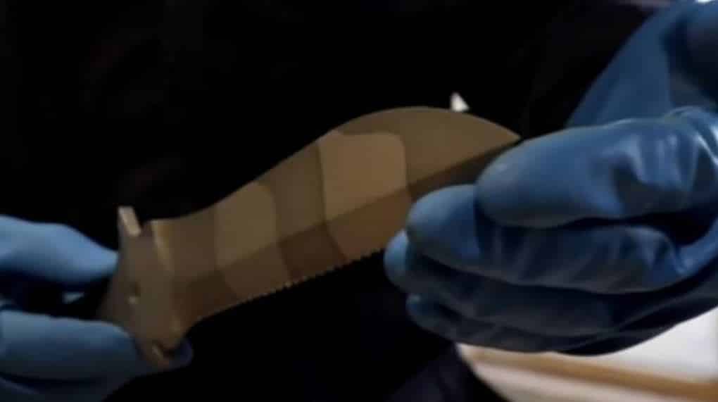 تطور غير عادي لاستخدام الأسلحة البيضاء سكين يقطع رصاصة ..فيديو