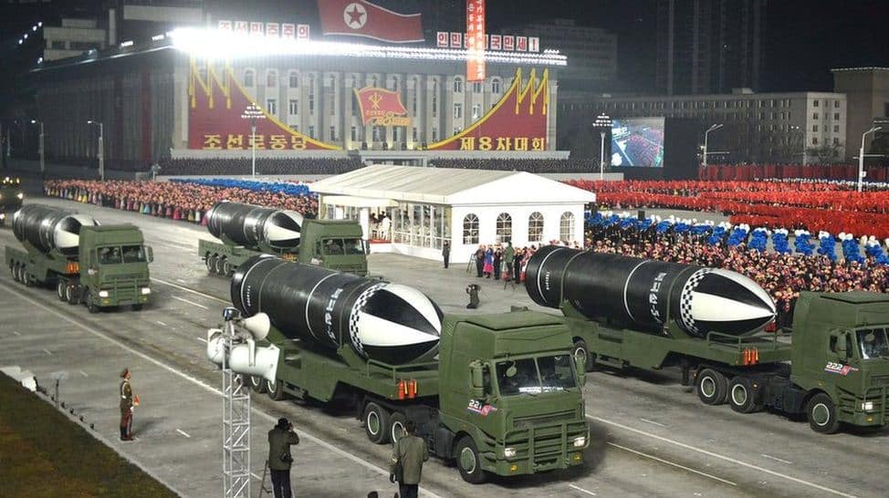 ما هي آفاق وخطورة التعاون الصاروخي بين إيران وكوريا الشمالية؟