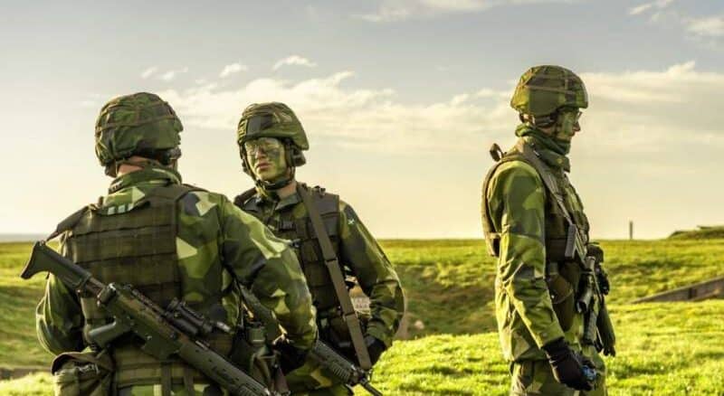 الجيش السويدي يزيد من نشاطه ويصف تحركات روسيا على حدود أوكرانيا بالخطيرة 