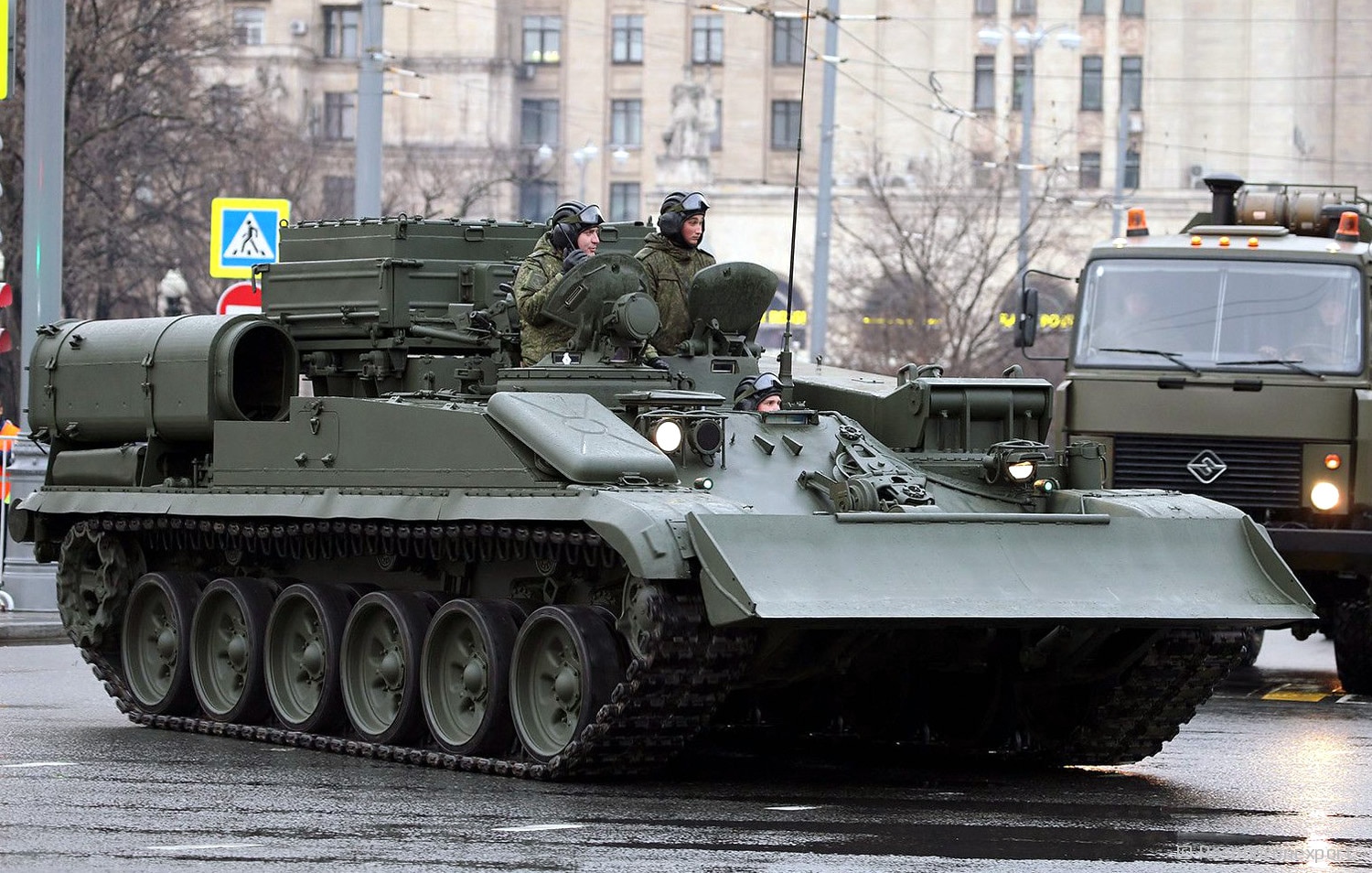 الجيش الروسي يتسلم مركبات الإنقاذ المدرعة BREM-1M ARV