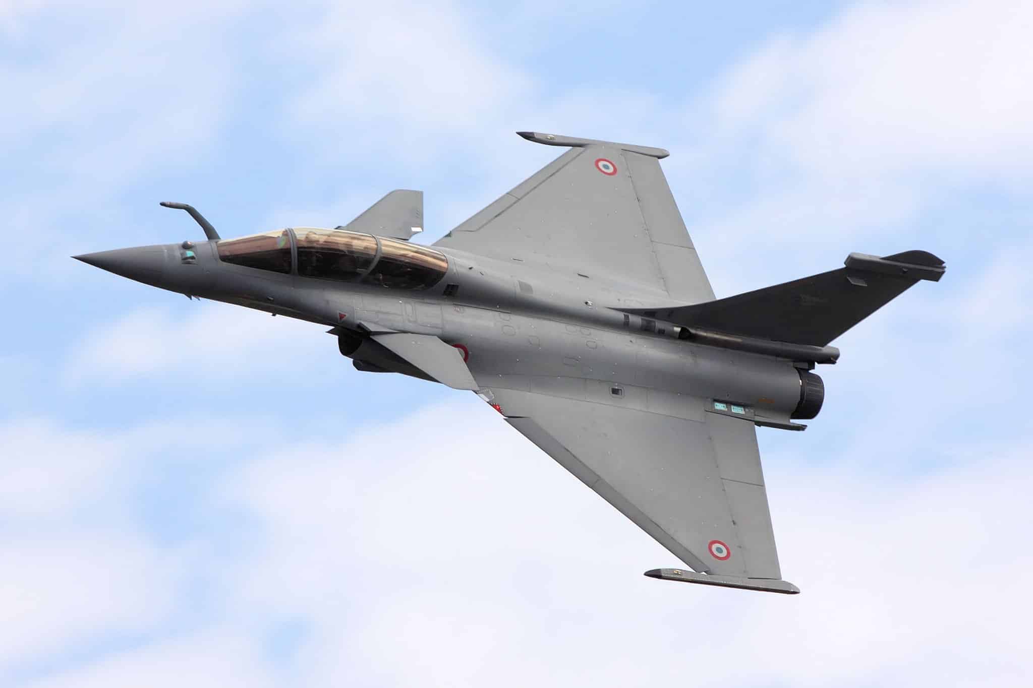 الإمارات توقع اتفاقا لشراء 80 طائرة مقاتلة فرنسية من طراز رافال