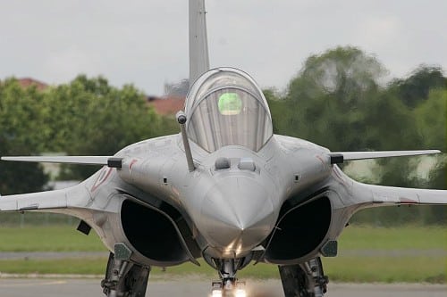 الإمارات توقع اتفاقا لشراء 80 طائرة مقاتلة فرنسية من طراز رافال