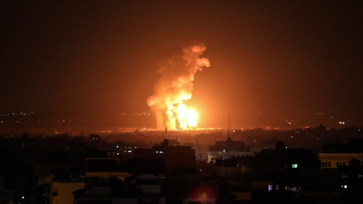 الطائرات الإسرائيلية تقصف أهدافا لحماس في قطاع غزة..فيديو