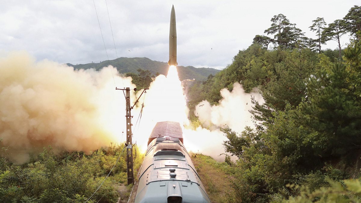 العالم يطالب كوريا الشمالية بالتهدئة وهي ترد بالصواريخ الباليستية