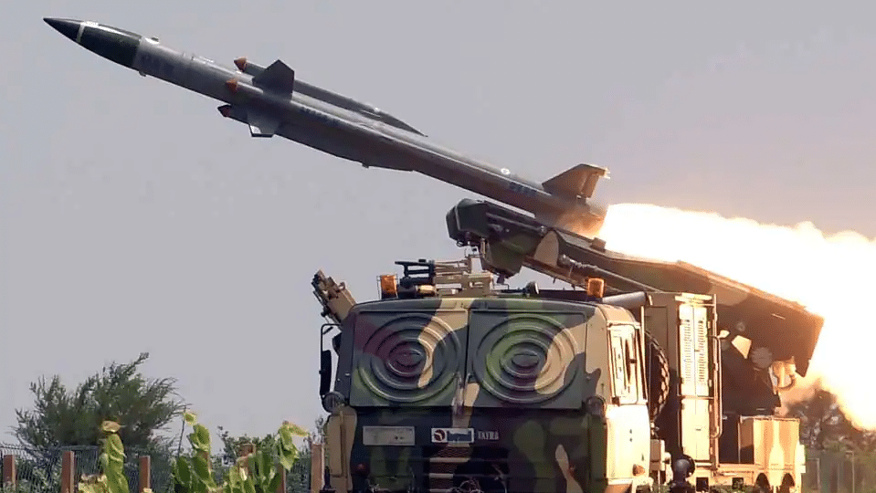 الإمارات تبدي اهتمامها بشراء نظام صواريخ الدفاع الجوي الهندي أكاش