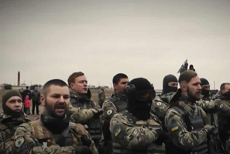 القوميون الأوكرانيون يشكلون وحدات قتالية جديدة وكييف تشهد اشتباكات مستمرة