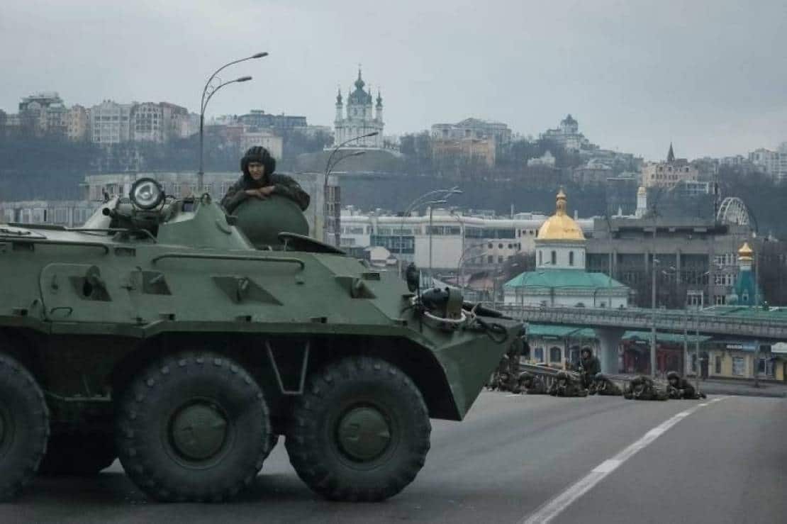 الجيش الروسي يدخل مدينة خاركوف والجيش الأوكراني ينسحب من بعض المناطق ويدمر كل شيء في طريقه
