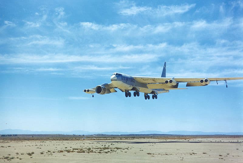 قاذفات القنابل الأمريكية B-52 تحلق فوق أوروبا لإجراء التعرف على المنطقة