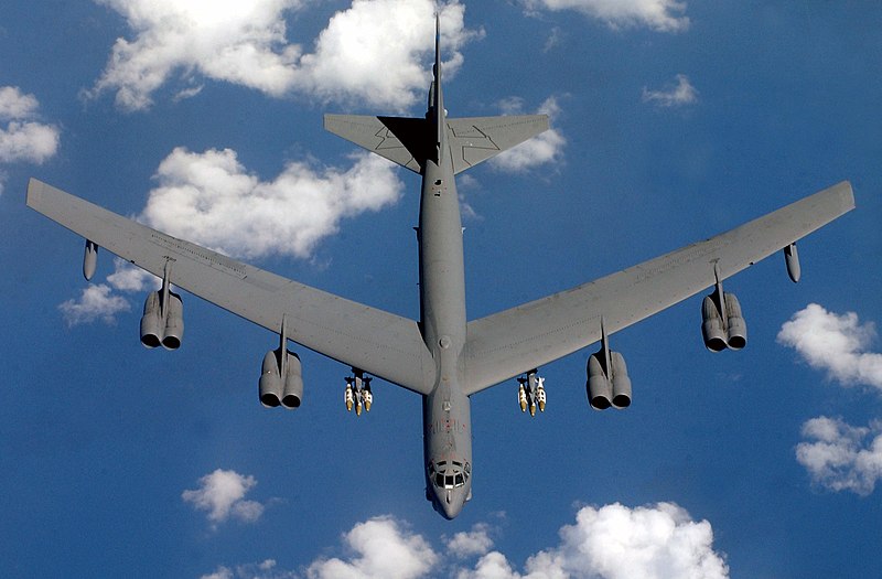 قاذفات القنابل الأمريكية B-52 تحلق فوق أوروبا لإجراء التعرف على المنطقة