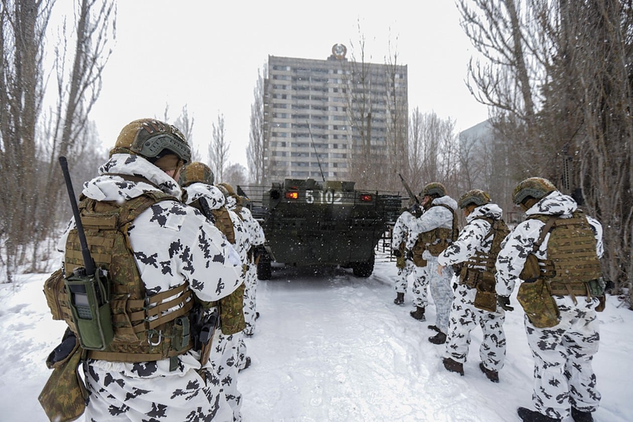 من خلال التدريبات في غابات تشيرنوبيل ، تستعد أوكرانيا للحرب على جبهات متعددة