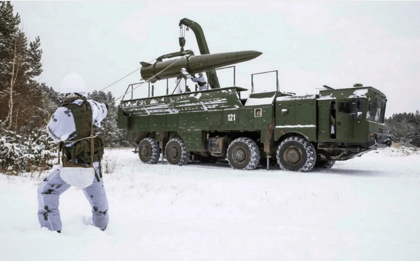 الجيش الروسي استخدم صاروخ إسكندر الباليستي لمهاجمة مطار زيتومير
