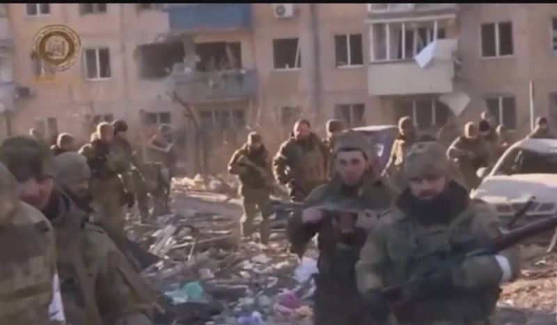قتال عصابات بين القوات الروسية والشيشانية ضد الأوكرانية في ماريوبول..فيديو