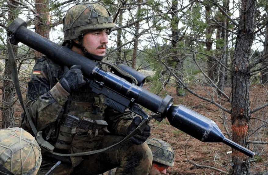 ألمانيا تسلم أسلحة صواريخ دفاع جوي ومضاد للدبابات إلى أوكرانيا