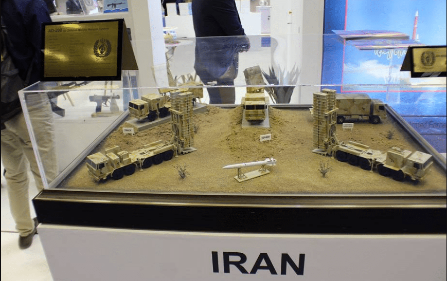 إيران تكشف عن نظامها الصاروخي المحلي الجديد AD-200 خلال ديمدكس 2022 في قطر