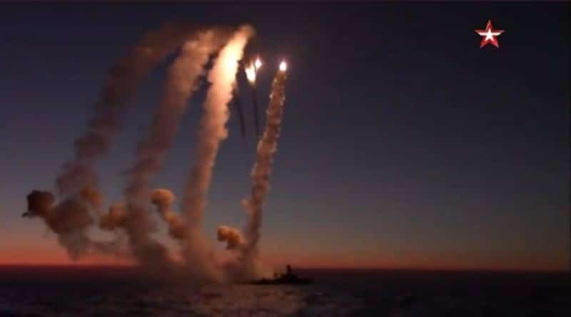 روسيا تطلق 4 صواريخ عابرة للقارات من بارجة حربية تجاه أوكرانيا..فيديو