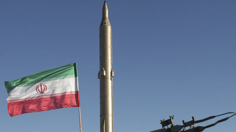 إيران تكشف عن أسلحة حديثة (فيديو)