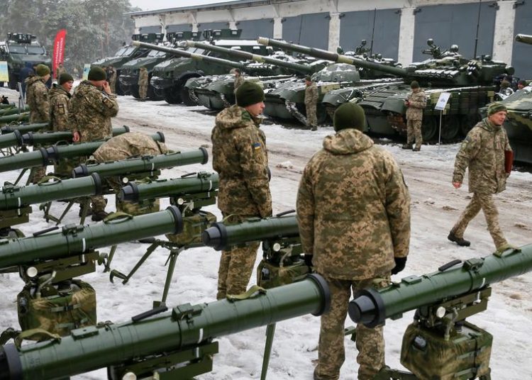 ماذا يحدث للأسلحة المرسلة إلى أوكرانيا؟