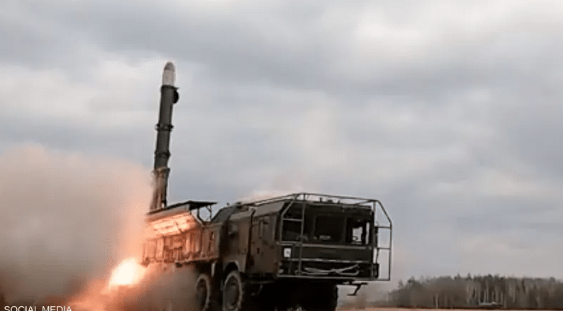 شاهد..هجوم صاروخي روسي يدمر أهدافا عسكرية في أوكرانيا