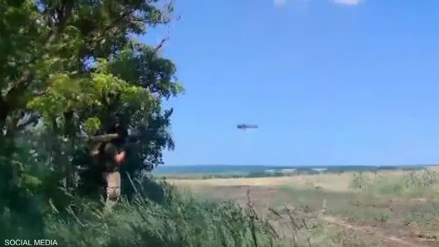 فيديو يرصد لحظة استهداف “القرش الروسي” بصاروخ أكراني