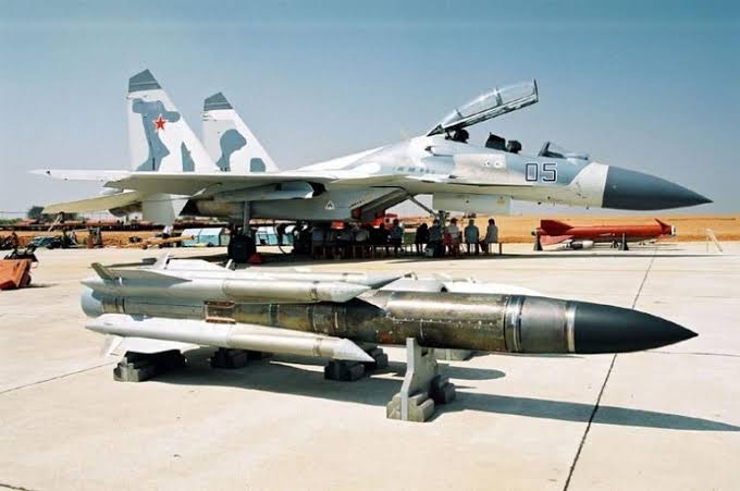 شاهد..سلاح الجو الجزائري يدمر رادار العدو الوهمي بواسطة مقاتلة Su-30MKA