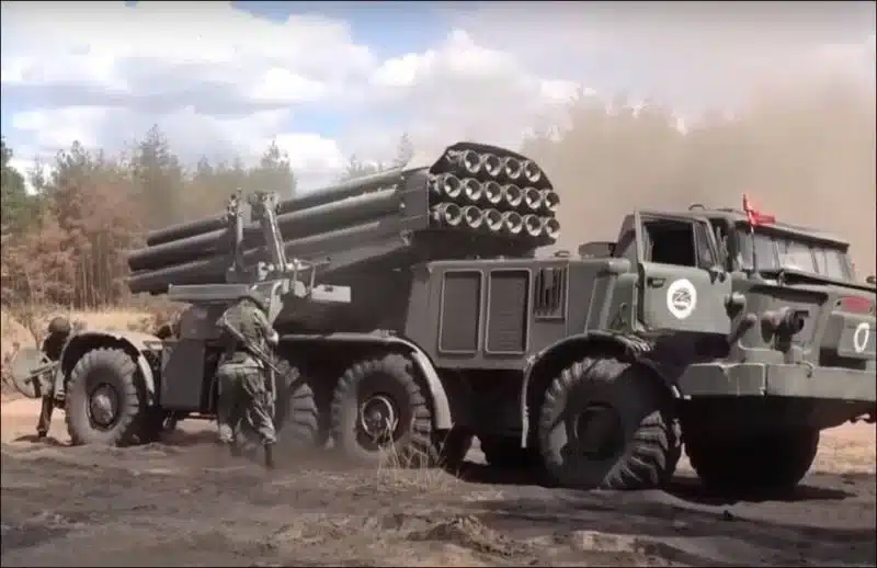 شاهد راجمة “إعصار” MLRS الروسية تضرب بدقة الجيش الأوكراني