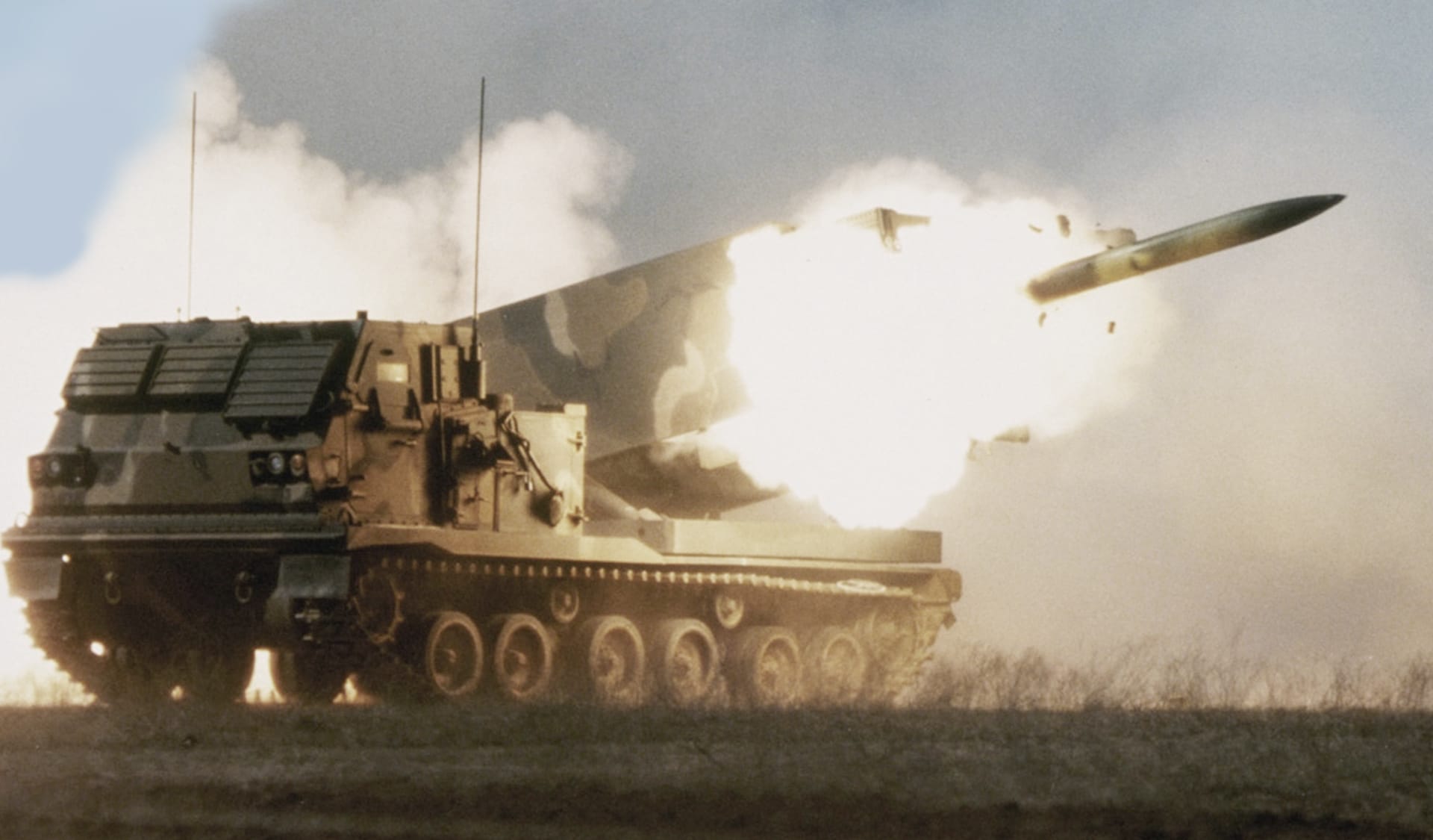 الجيش الأمريكي يستلم أول قاذفة صواريخ M270A2 MLRS