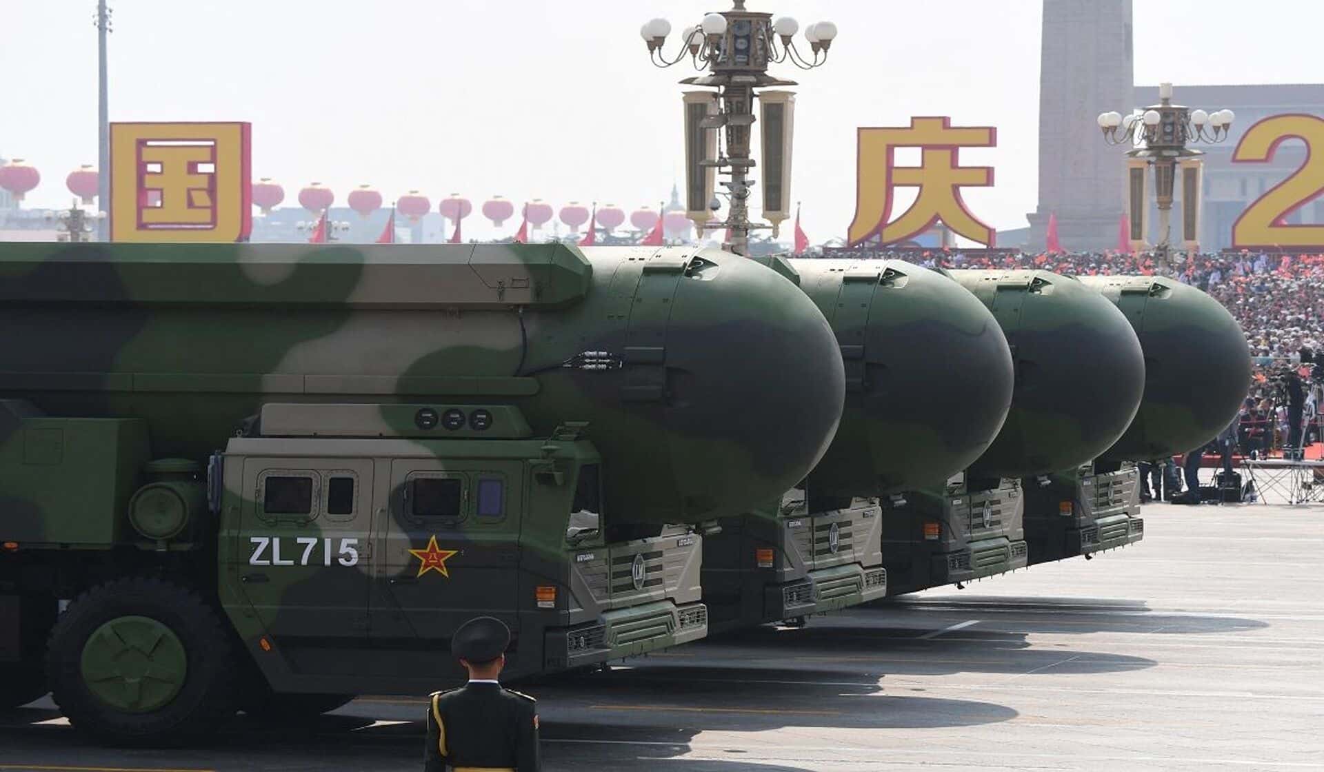 الصين تنشر “قاتل حاملات الطائرات” وتستعد للحرب وتحدد طائرة بيلوسي