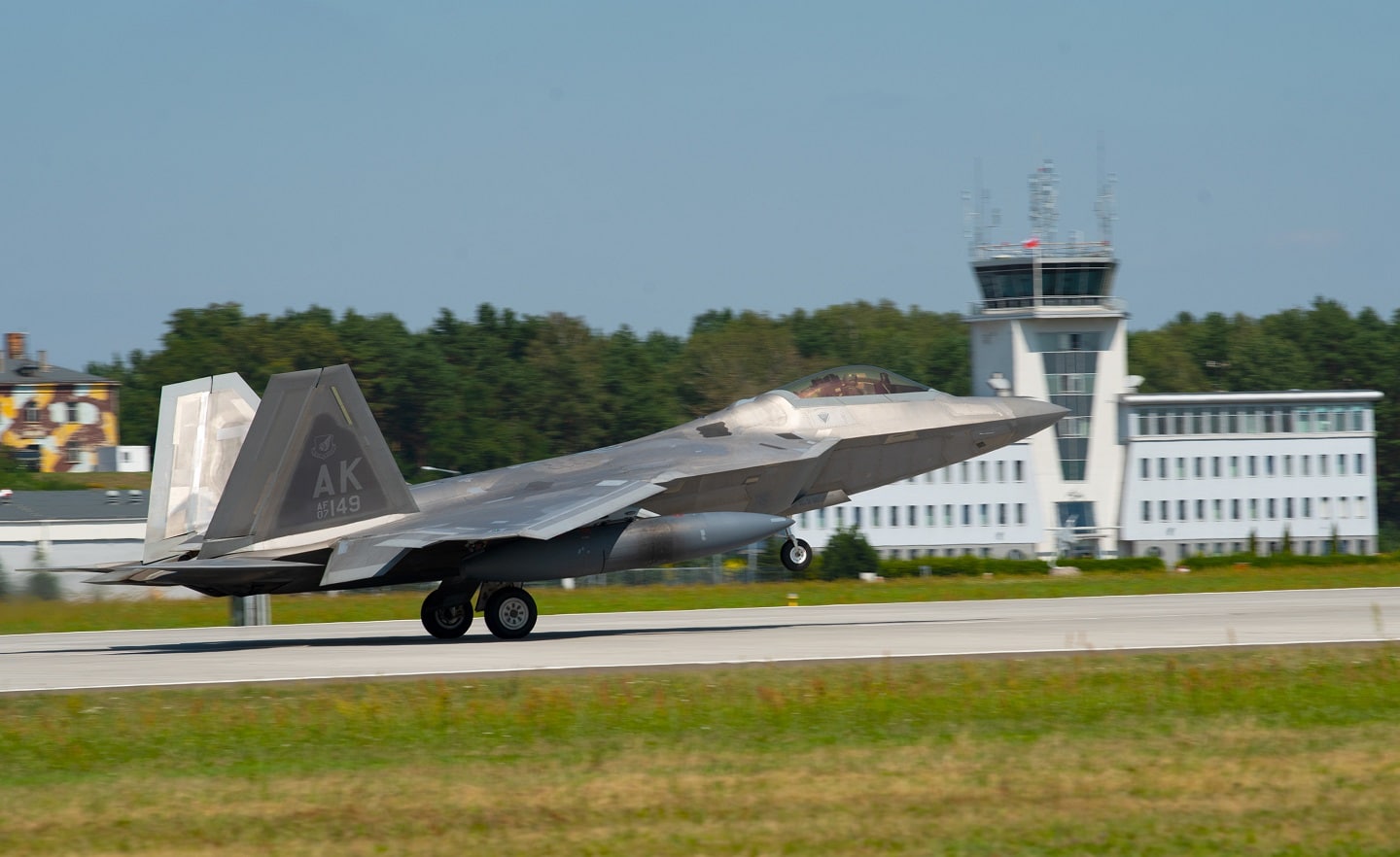 مقاتلات الشبح F-22 الأمريكية تصل إلى بولندا لمراقبة روسيا