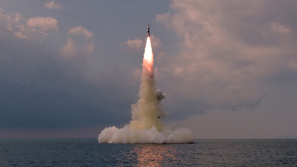 تزامنا مع وصول حاملة طائرات أمريكية كوريا الشمالية تطلق صاروخا مجهول