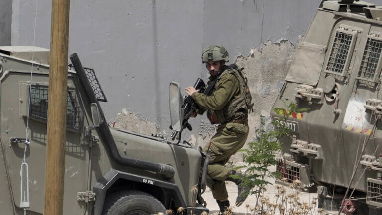 إسرائيل تستعد لعملية واسعة في الضفة وإصابة جنود في الخليل..فيديو