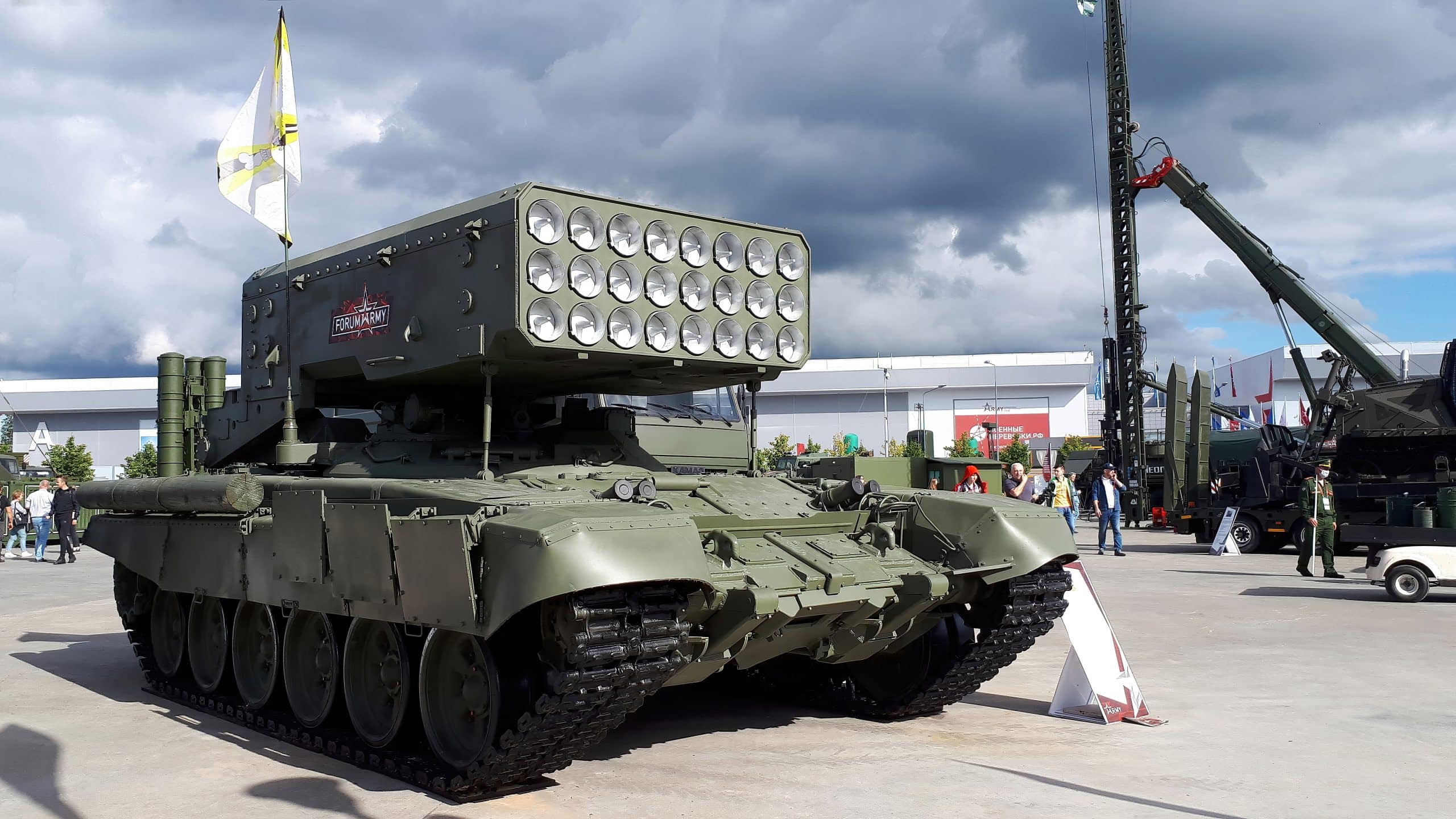 الجيش الروسي يستلم قاذفات اللهب TOS-1A الحديثة