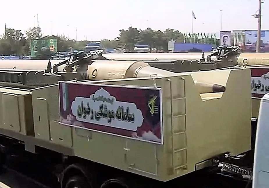 إيران تكشف عن صاروخ باليستي جديد أرض-أرض يحمل إسم Rezvan