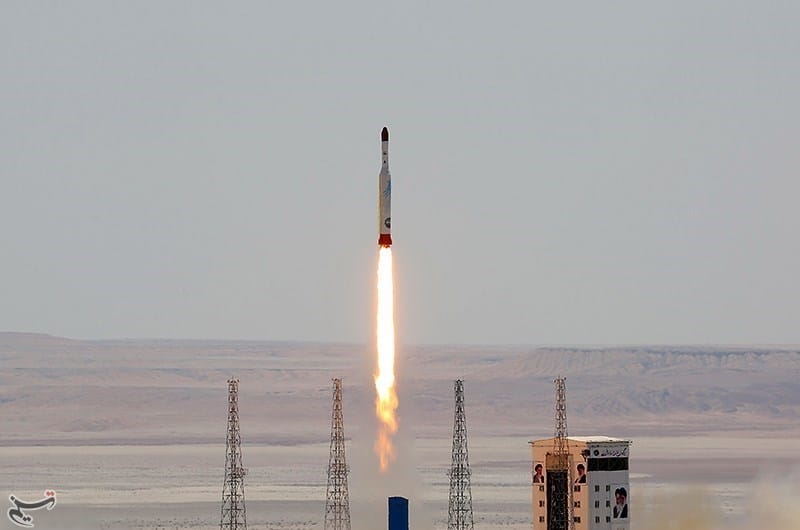 إيران تكشف عن صاروخ باليستي جديد أرض-أرض يحمل إسم Rezvan