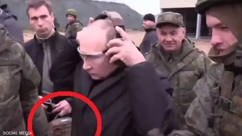 بوتين يزور معسكر للجيش برفقة حقيبة الشيغيت النووية .. فيديو