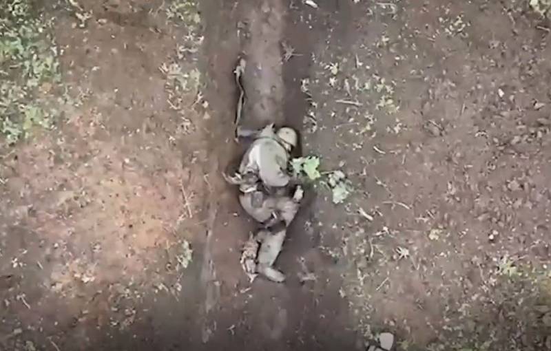 فيديو لجندي روسي يبعد قنابل يدوية ألقتها طائرة بدون طيار عليه ببرودة اعصاب!!
