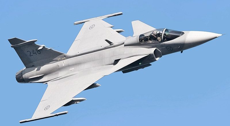 800px-Saab_JAS_39_Gripen_at_Kaivopuisto_Air_Show,_June_2017_(altered)_copy (1)