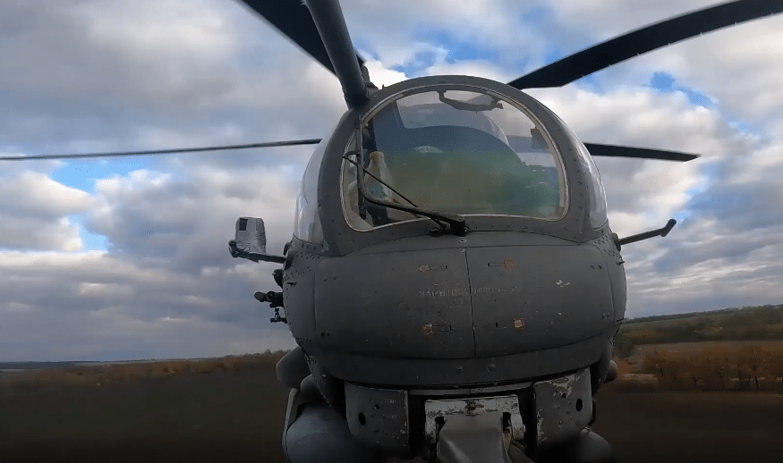 مشاهد مثيرة لمروحيات “Mi-35” الهجومية الروسية اثناء تنفيذ مهامها