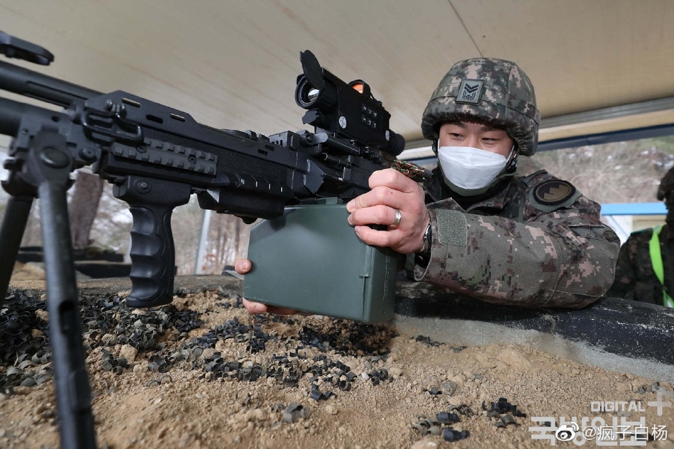 الجيش الكوري الجنوبي يتلقى أحدث رشاشات محلي K15