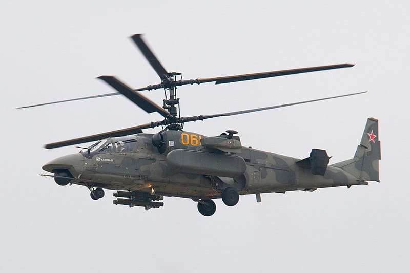 الجيش الروسي يدمر مروحية Ka-52 تدميرا كاملا كي لا تقع بيد العدو