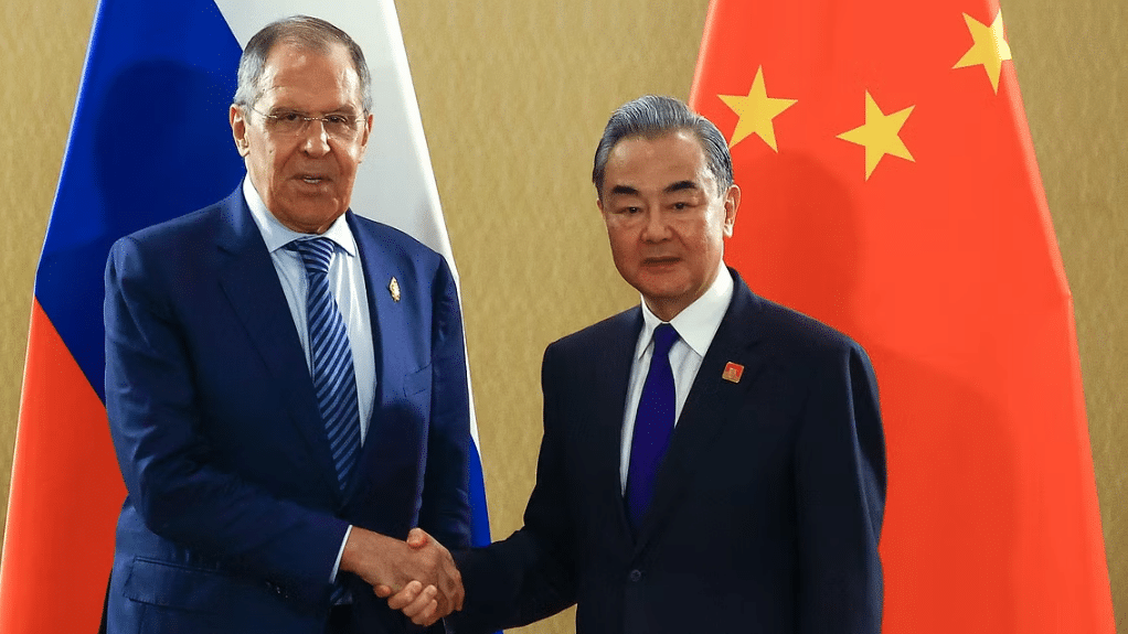 دعم صيني فتاك وزيارة دبلوماسية رفيعة المستوى لروسيا تثير مخاوف أمريكا