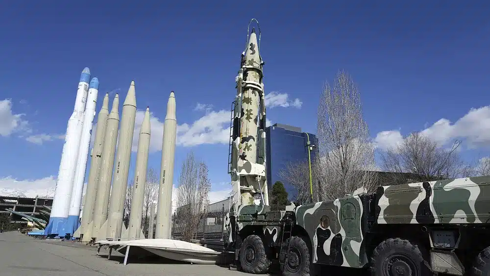 الحرس الثوري الإيراني يتلقى زوارق سريعة جديدة مسلحة بصواريخ موجهة بالليزر