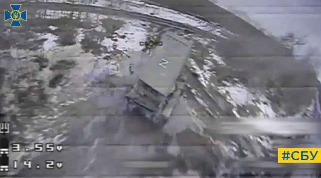 شاهد .. طائرة بدون طيار أوكرانية تهاجم نظام المدفعية الروسي المرعب