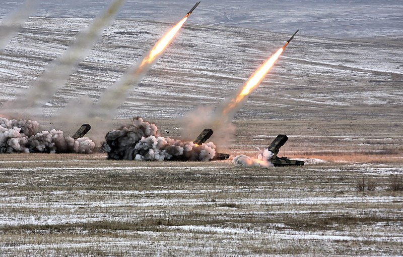 طائرة بدون طيار أوكرانية تهاجم نظام المدفعية الروسي المرعب .. فيديو