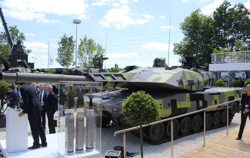 ألمانيا تزود أوكرانيا بـ 250 عربة مدرعة وتتفاوض لبناء مصنع لدبابات النمر في أوكرانيا