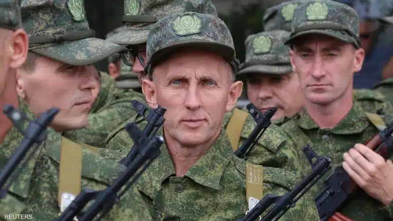 وزارة الدفاع الروسية توقع عقود مع 7 وحدات من المتطوعين