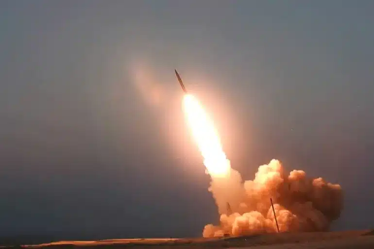 إيران تكشف عن أول صاروخ باليستي "فتاح" تفوق سرعته سرعة الصوت